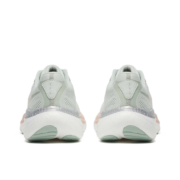 Et par Saucony Ride 19 Dame Mist/Cameo-sneakers vist bagfra med hvide strukturerede såler og sølv- og ferskenfarvede detaljer på hælen - ideelle som hverdagsløbesko.