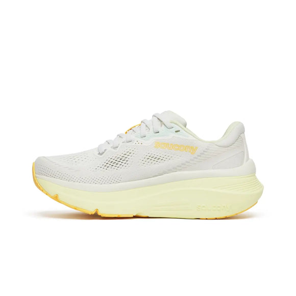 Saucony Guide 19 Dame i Ivory/Tender har en tyk lysegul sål og gule detaljer, herunder logoet på siden - vist i profil på en hvid baggrund. Perfekt stabilitetsløbesko til kvinder med overpronation.