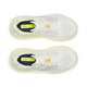 Topbillede af Saucony Guide 19 Dame løbesko i Ivory/Tender. Disse atletiske sneakers i mesh hjælper med at kontrollere overpronation og vises parallelt på en hvid baggrund med hvid overdel, gule detaljer og sorte indlægssåler.