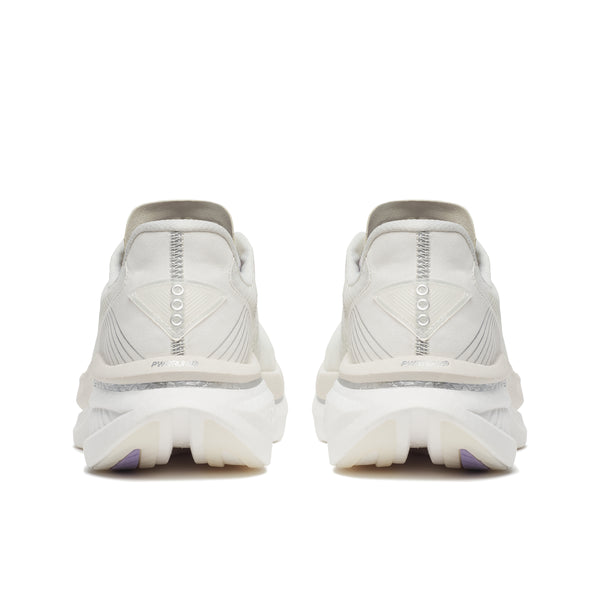 Et par Saucony Endorphin Azura Dame-sneakers i Ivory/White vist bagfra, med en tyk PWRRUN PB-sål med struktureret slidbane og små runde detaljer på hælkappen.