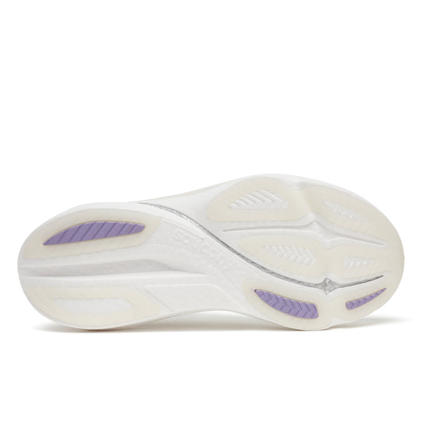 Billedet viser sålen på en hvid Saucony Endorphin Azura, Ivory/White Dame, med gennemskinnelige og lilla grebsektioner samt Saucony-logoet i midten. Strukturerede mønstre og PWRRUN PB-dæmpning øger fleksibiliteten og trækkraften.