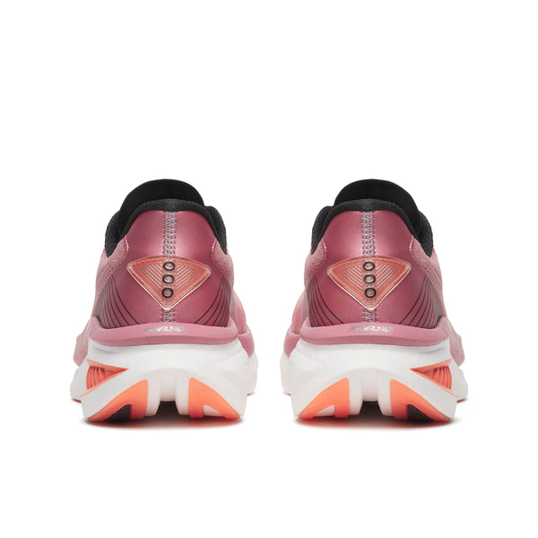 Et par Saucony Endorphin Azura Dame løbesko i mauve, set bagfra, med hvide såler med orange detaljer, sorte hælkapper og reflekterende detaljer på hælene.