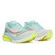 Saucony Endorphin Azura, White/Splash, Dame løbesko med mesh-overdel i lyseblå og hvid, neon grøn/gul sål, sorte detaljer og orange accenter. Komfortabel PWRRUN PB-stødabsorbering for responsiv løbeoplevelse.