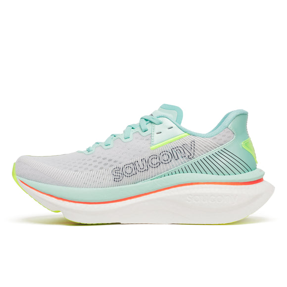 Saucony Endorphin Azura, White/Splash, Dame løbesko har en overdel i mesh, en tyk hvid PWRRUN PB-sål og neongule og koralfarvede detaljer. Vist i venstre profil på en hvid baggrund.
