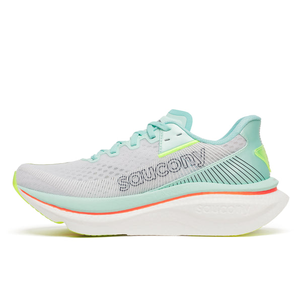Saucony Endorphin Azura, White/Splash, Dame løbesko har en overdel i mesh, en tyk hvid PWRRUN PB-sål og neongule og koralfarvede detaljer. Vist i venstre profil på en hvid baggrund.