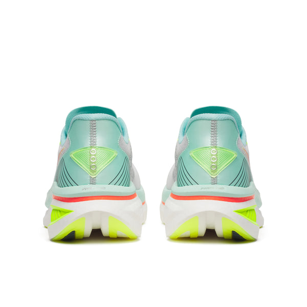 Et par Saucony Endorphin Azura, White/Splash, Dame løbesko set bagfra, med neongrønne og koralfarvede detaljer, PWRRUN PB-dæmpning, hvide mellemsåler og strukturerede ydersåler med geometriske mønstre.