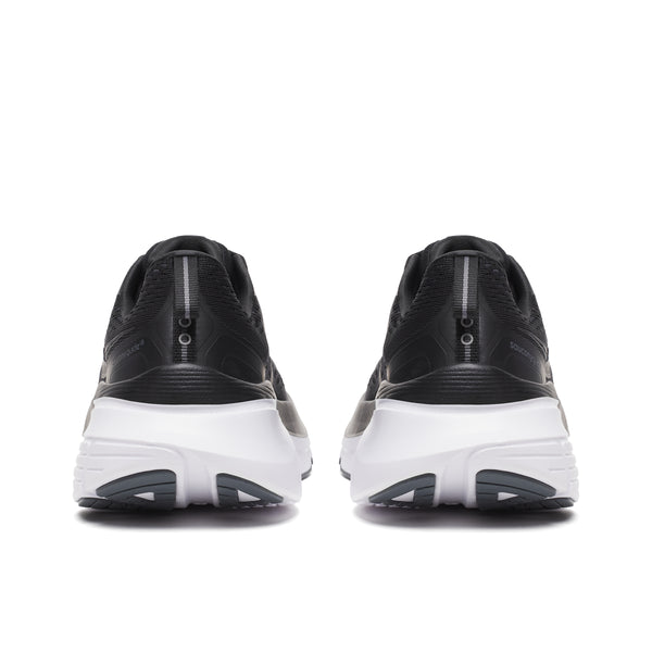 Saucony Guide 18 Herre-sneakers i sort/hvid er vist bagfra med hvide mellemsåler, sorte ydersåler og reflekterende lodrette hælstriber.