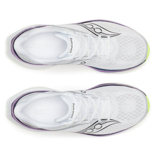 Et par Saucony Endorphin Speed 5, White/Nightsky herre løbesko set ovenfra med mesh-overdel, sorte sidelogoer og neongule detaljer på den højre skos sål.