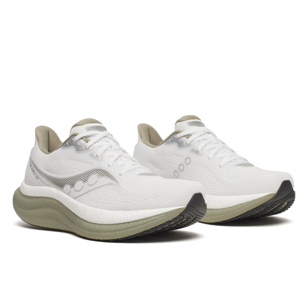 Et par Saucony Triumph 23 løbesko herre i White/Laurel med hvid overdel med lysegrå detaljer og tykke, lysegrøn-beige såler, vist side om side på en hvid baggrund.