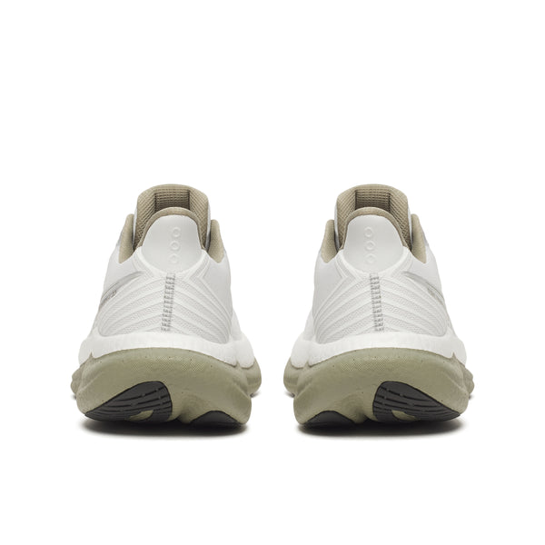 Et par Saucony Triumph 23 Herre-sneakers i White/Laurel, vist bagfra med strukturerede såler og mesh-hældetaljer, placeret side om side på en hvid baggrund.