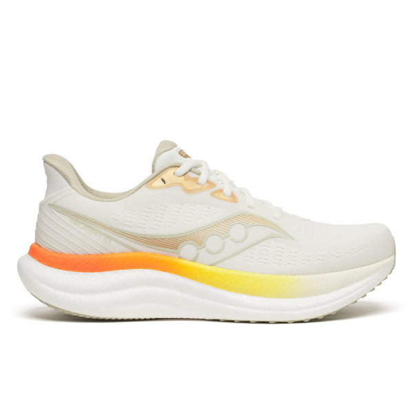Saucony Triumph 23 herresko i Ivory/Fire byder på maksimal komfort med en hvid mesh-overdel, lyse beige detaljer, hvide snørebånd og en tyk sål med orange-gul gradient ved hælen samt lav ankelkrave.