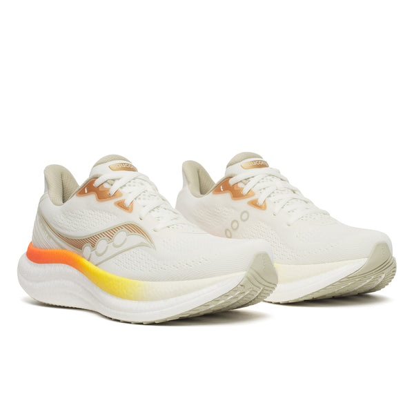 Et par Saucony Triumph 23 herre løbesko i Ivory/Fire med hvid overdel med beige detaljer, en orange til gul gradueret mellemsål ved hælen og en struktureret sål er placeret side om side på en hvid baggrund for maksimal komfort.