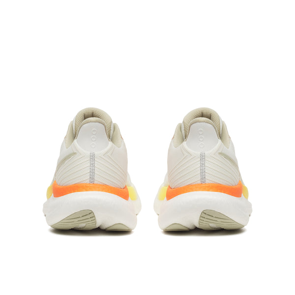 Et par Saucony Triumph 23, Herre, Ivory/Fire løbesko set bagfra, med hvid sål, orange og gule detaljer på hælen og en lodret grå stribe for maksimal komfort.