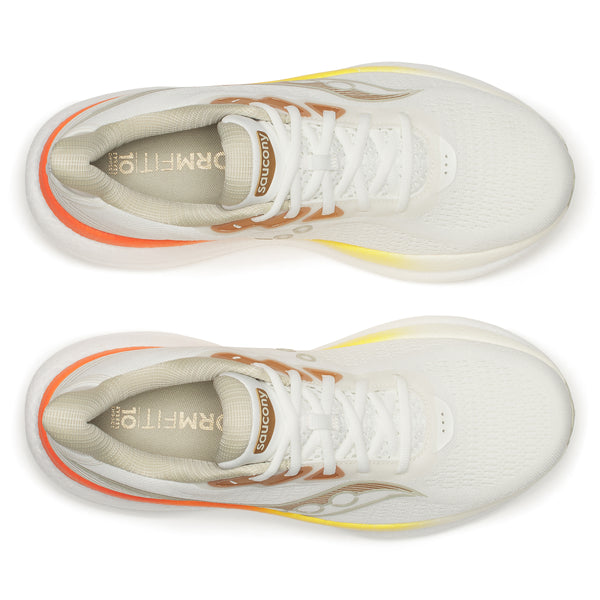 Saucony Triumph 23, Herre i Ivory/Fire, set ovenfra, med guldbranding og orangegule detaljer. Placeret side om side med tæerne vendt mod højre er disse sko designet til maksimal komfort.