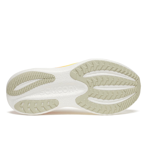 Billedet viser sålen på Saucony Triumph 23 Herre Ivory/Fire, der har en hvid mellemsål og en beige gummiydersål med segmenteret mønster for maksimal komfort og fremragende greb.