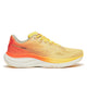 Saucony Ride 19 Herre Sunrise er en gul og orange neutral løbesko med gule snørebånd, en hvid polstret sål og diskret branding på siden, vist i profil mod en hvid baggrund.