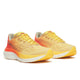 Et par Saucony Ride 19, Herre, Sunrise neutral løbesko med gul og orange mesh-overdel, hvide mellemsåler, gule ydersåler og synligt branding på siderne og tungen vist på en hvid baggrund.