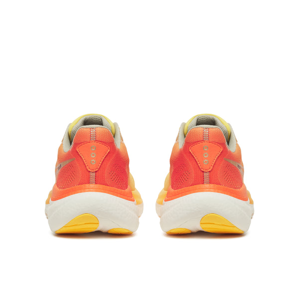 Saucony Ride 19, Herre, Sunrise løbesko er orange og gule med overdel i mesh, polstrede hvide mellemsåler og gule detaljer på hæl og sål, her set bagfra.