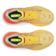 Saucony Ride 19, Herre, Sunrise set ovenfra med gul overdel, orange hældetaljer, sorte indlægssåler mærket 'Saucony Neutral' og lysegule snørebånd på en hvid baggrund.