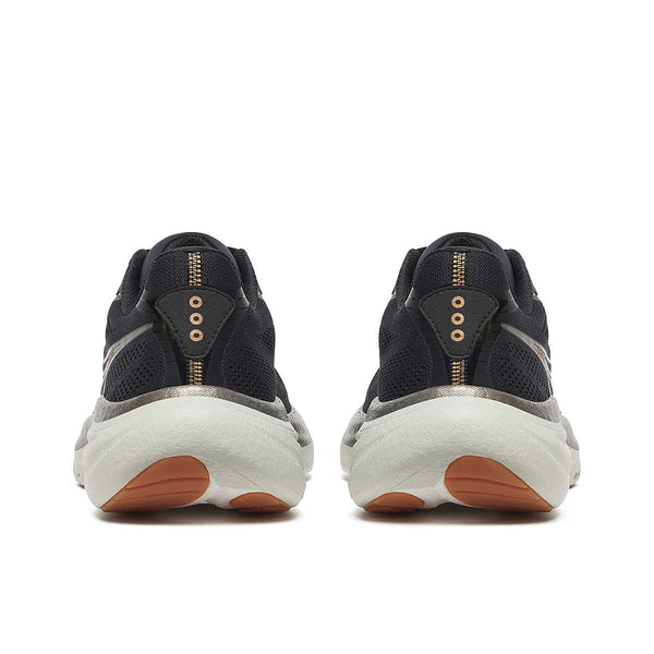 Et par sorte og hvide sportssneakers med gulddetaljer, tykke hvide såler og brune ydersåler - perfekt til løbetræning - kan konkurrere med enhver neutral løbesko som Saucony Ride 19, Herre, Black/Pewter.