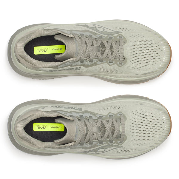 Et par Saucony Guide 19 herre løbesko i farven Sage/Gum ses fra oven, med mesh-overdel, snørebånd og Saucony Max Cushion-mærke på indersålen samt gul detalje.