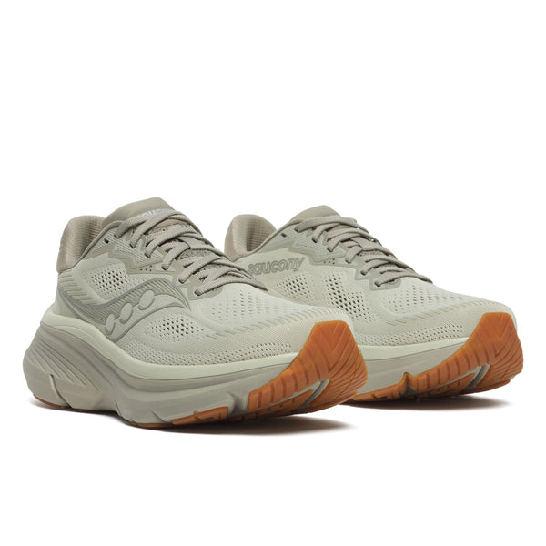 Et par Saucony Guide 19 stabil løbesko til herrer i Sage/Gum, med overdel i mesh, snørelukning, tykke teksturerede såler med orange gummisåler og et diskret logo på siden.