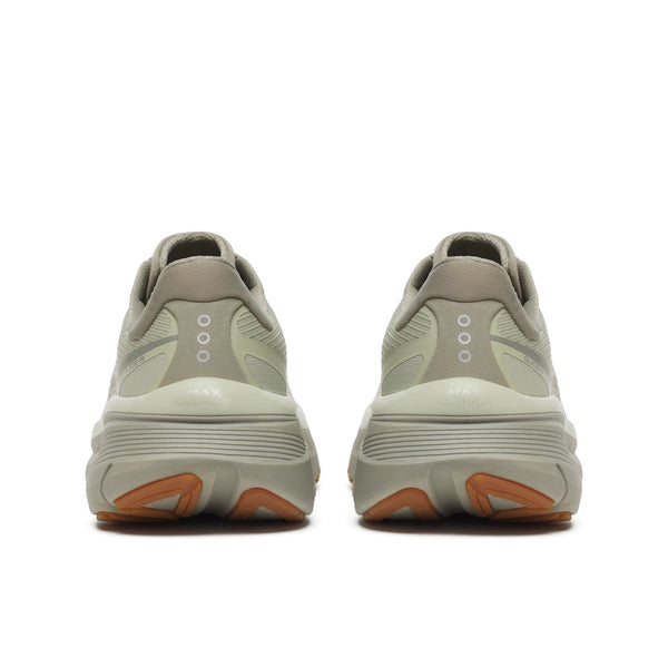 Et par Saucony Guide 19 herre løbesko i farven Sage/Gum vises bagfra, med tykke såler med brune detaljer under bunden og cirkulære markeringer ved hælen.