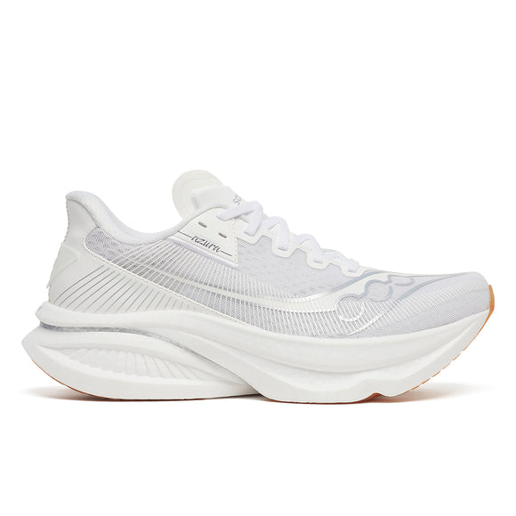 Saucony Endorphin Azura White/Gum Herre er en hvid atletisk løbesko med en tyk, skulpturel sål med PWRRUN PB-dæmpning, overdel i mesh og diskret branding på siden, vist på en almindelig hvid baggrund.