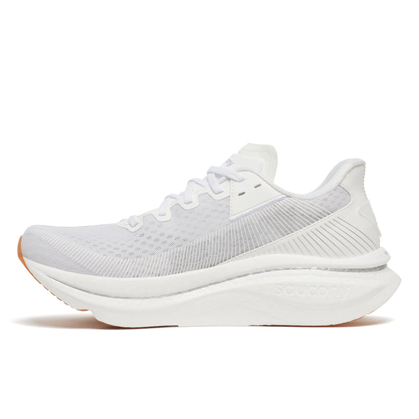 Et sidebillede af Saucony Endorphin Azura, White/Gum, Herre løbesko med overdel i mesh, tyk PWRRUN PB-dæmpet sål, diskret branding og en let buet ydersål med en lysebrun gummibund.