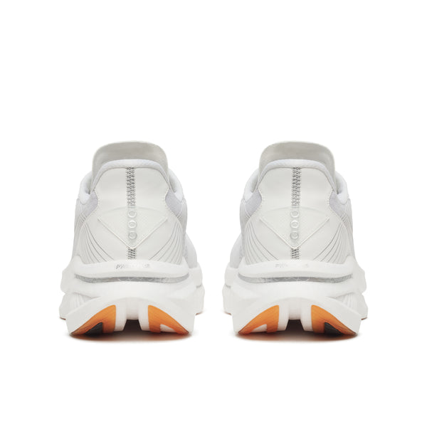 Et par Saucony Endorphin Azura-sneakers i White/Gum (Herre) set bagfra med tykke hvide såler med orange og sorte detaljer, lodrette syninger, stribet struktur og PWRRUN PB-støddæmpning for komfort.
