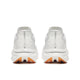 Et par Saucony Endorphin Azura-sneakers i White/Gum (Herre) set bagfra med tykke hvide såler med orange og sorte detaljer, lodrette syninger, stribet struktur og PWRRUN PB-støddæmpning for komfort.