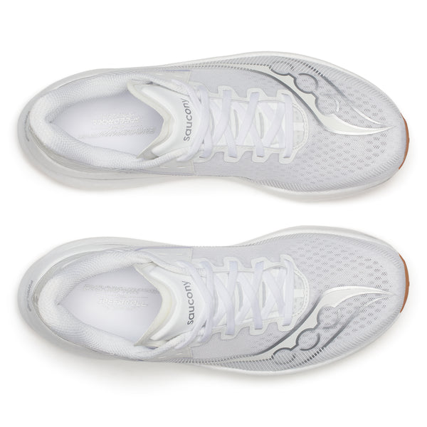 Et par Saucony Endorphin Azura White/Gum Herre løbesko set ovenfra med mesh-overdel, hvide snørebånd, et sølvfarvet Saucony-logo på hver side og responsiv PWRRUN PB-støddæmpning, der giver et energifyldt løb.