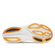 Billedet viser sålen på Saucony Endorphin Azura, White/Gum, Herre. Den har orange og sort PWRRUN PB-gummigreb, Saucony-branding i midten og rillede teksturer for bedre greb.