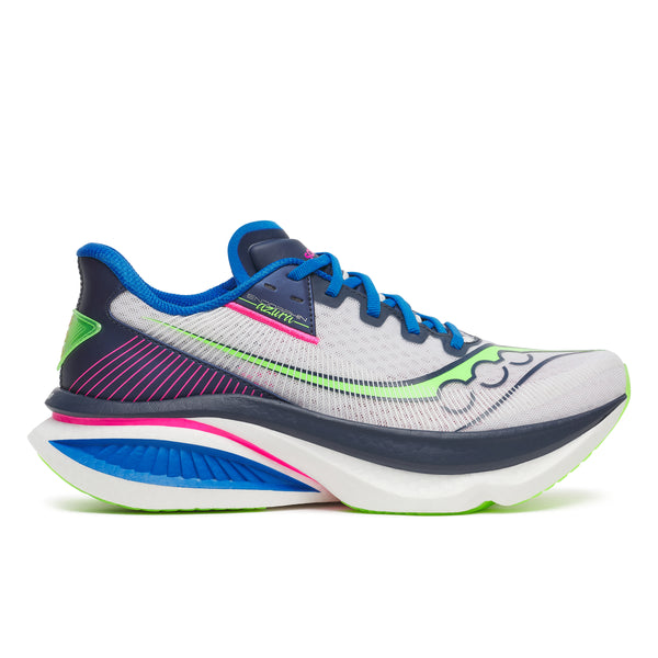 Saucony Endorphin Azura White/Navy Herre har en overdel i hvid mesh, blå snørebånd, blå og grønne detaljer, pink/grønne hældetaljer og en tyk PWRRUN PB-dæmpet sål. Vist i sideprofil på en hvid baggrund.