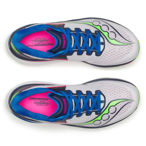 Topbillede af Saucony Endorphin Azura løbesko til herrer i hvid/navy med blå snørebånd og grøn-sorte detaljer, med responsiv PWRRUN PB-støddæmpning for forbedret præstation. "Endorphin Speedroll" trykt på indersiden i pink.