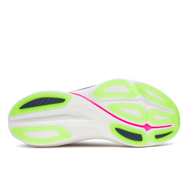 Billedet viser sålen på Saucony Endorphin Azura White/Navy Herre løbesko, der har en primært hvid base med neongrønne og pink accenter, sort greb og strukturerede mønstre for greb og fleksibilitet.