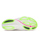 Billedet viser sålen på Saucony Endorphin Azura White/Navy Herre løbesko, der har en primært hvid base med neongrønne og pink accenter, sort greb og strukturerede mønstre for greb og fleksibilitet.