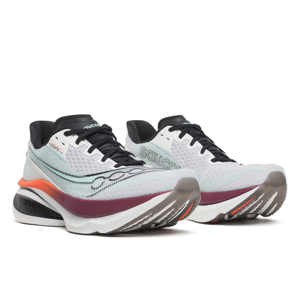 Saucony Endorphin Azura, White/Crimson (Herre) har en overdel i mesh, sorte snørebånd og en tyk sål med orange og lilla accenter - ideel til daglig træning - på en almindelig hvid baggrund.