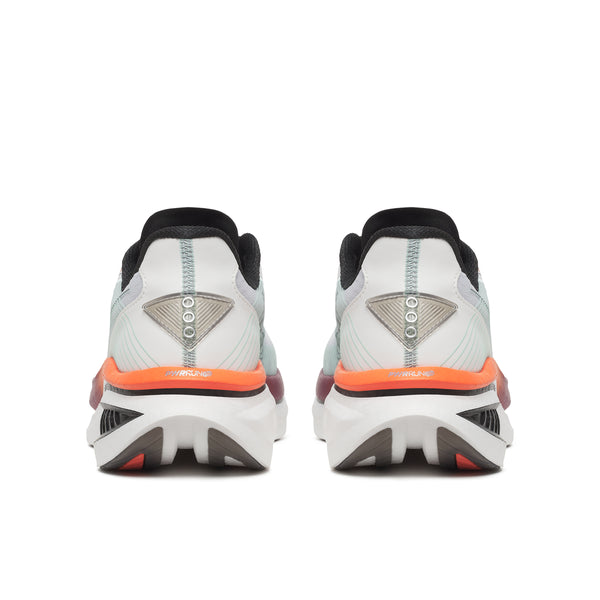 Saucony Endorphin Azura, White/Crimson, Herre - set bagfra, har en hvid overdel med grå og sorte detaljer, orange/røde mellemsålsdetaljer og en flerfarvet ydersål; perfekt løbesko til daglig træning.