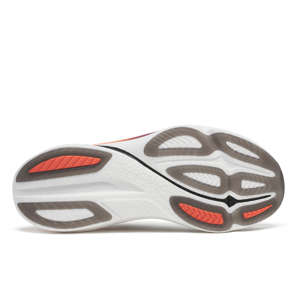 Billedet viser sålen på Sauconys Endorphin Azura White/Crimson herre løbesko. Den har en hovedsageligt hvid base med sorte, grå og orange slidbanemønstre, der giver et godt greb - perfekt til daglig træning.
