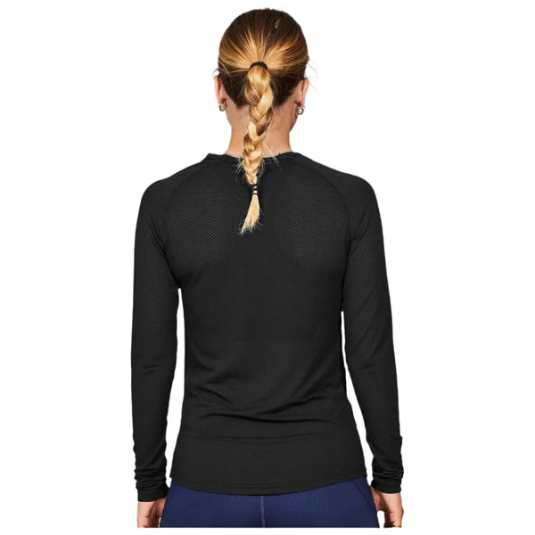 En person med lysebrunt flettet hår ses bagfra iført Saysky Mesh Base Layer LS i sort og mørkeblå underdel, stående mod en almindelig hvid baggrund.