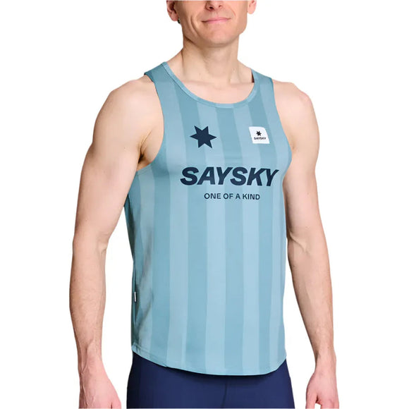En mand bærer Saysky Stripe Combat Singlet, Herre, Blue Aop med lodrette striber, SAYSKY-tekst, stjernegrafik og "One of a Kind"-slogan - perfekt som svedtransporterende træningstøj.