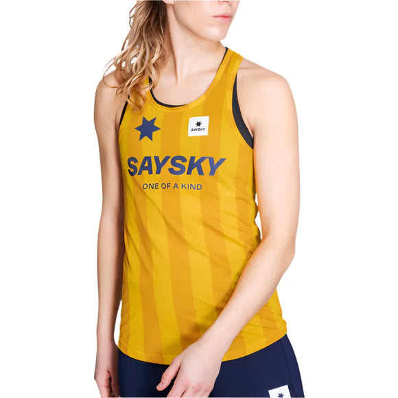 En kvinde poserer i en gul W Stripe Combat Singlet fra Saysky med all-over print og stjernelogo - perfekt som fugttransporterende løbetøj eller træningsstop dame - på en hvid baggrund.
