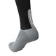 Nærbillede af en fod iført LiiteGuards Shin-Tech Light Running Sock i sort/grå med grå polstret hæl og sål. "LiiteGuard" står i hvidt over hælen på denne åndbare unisex-løbestrømpe.