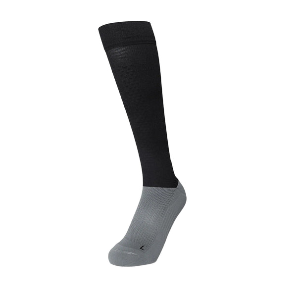 LiiteGuard Shin-Tech Light Running Sock, Unisex, Black/Grey, er vist oprejst på en hvid baggrund. Den grå fod og ankel står i kontrast til den sorte læg og overdel; et "L" er synligt nær tåen. Perfekt som en let løbestrømpe.