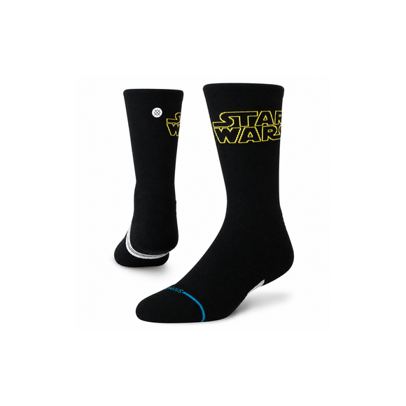 Et par sorte Stance SW Logo Light Crew unisex-sportsokker med det gule Star Wars-logo tæt på manchetten.