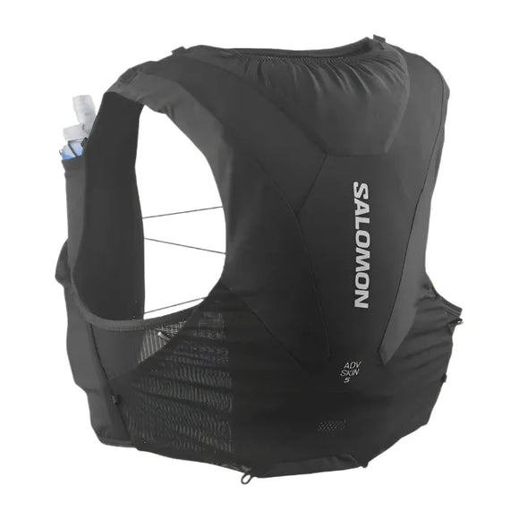 En Salomon ADV Skin 5 Løbevest, Unisex, Black er vist bagfra med hvidt "SALOMON" trykt lodret på bagpanelet, sidelommer i mesh og en vandflaske i venstre skulderrem - hvilket understreger løbevestens komfort.