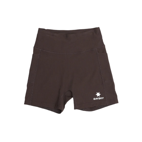 Saysky W Combat+ Rib Short Tights 4" i Coffee har høj talje, sidelommer og et hvidt SAYSKY-stjerne-logo på venstre ben - perfekte dame træningstights, her vist på en almindelig hvid baggrund.