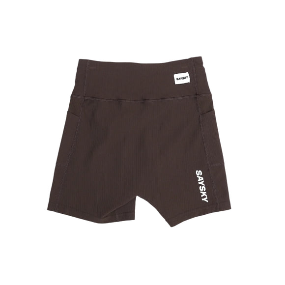 SAYSKY W Combat+ Rib Short Tights 4", Dame, Coffee er mørkebrune med høj talje, sidelommer og SAYSKY-logoet i hvidt nederst på venstre ben. Perfekt til træning og vist fladt på en hvid baggrund.