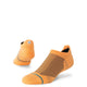Et par Stance Scanner Light Tab unisex strømper i mango, med sorte vandrette striber og et lille logo på hælen, designet til en anatomisk pasform, vist på en hvid baggrund.